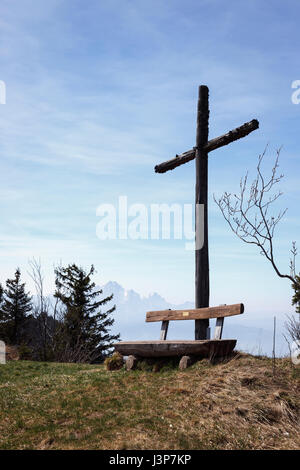 Croix chrétienne sur la Montagne Rigi, Schwyz, Suisse. Banque D'Images