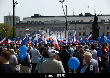 Varsovie, Pologne. 06 mai, 2017. Grande manifestation 'Marche de la Liberté' déplacé par Varsovie, organisé par plusieurs partis d'opposition (Nowoczesna, Platforma Obywatelska) et les ONG. (Photo : Jakob Ratz/Pacific Press) Credit : PACIFIC PRESS/Alamy Live News Banque D'Images