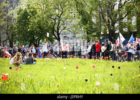 Varsovie, Pologne. 06 mai, 2017. Grande manifestation 'Marche de la Liberté' déplacé par Varsovie, organisé par plusieurs partis d'opposition (Nowoczesna, Platforma Obywatelska) et les ONG. (Photo : Jakob Ratz/Pacific Press) Credit : PACIFIC PRESS/Alamy Live News Banque D'Images