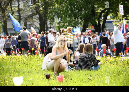 Varsovie, Pologne. 06 mai, 2017. Grande manifestation 'Marche de la Liberté' déplacé par Varsovie, organisé par plusieurs partis d'opposition (Nowoczesna, Platforma Obywatelska) et les ONG. (Photo : Jakob Ratz/Pacific Press) Credit : PACIFIC PRESS/Alamy Live News Banque D'Images