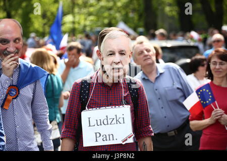 Varsovie, Pologne. 06 mai, 2017. Grande manifestation 'Marche de la Liberté' déplacé par Varsovie, organisé par plusieurs partis d'opposition (Nowoczesna, Platforma Obywatelska) et les ONG. (Photo : Jakob Ratz/Pacific Press) Credit : PACIFIC PRESS/Alamy Live News Banque D'Images