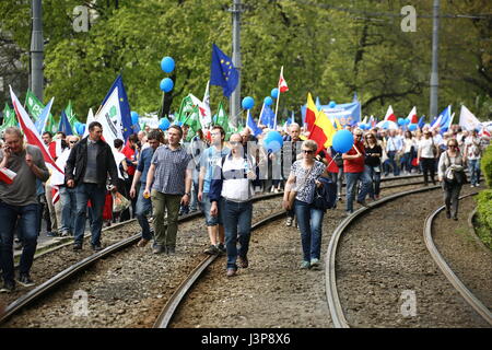 Varsovie, Pologne. 06 mai, 2017. Grande manifestation 'Marche de la Liberté' déplacé par Varsovie, organisé par plusieurs partis d'opposition (Nowoczesna, Platforma Obywatelska) et les ONG. (Photo : Jakob Ratz/Pacific Press) Credit : PACIFIC PRESS/Alamy Live News Banque D'Images