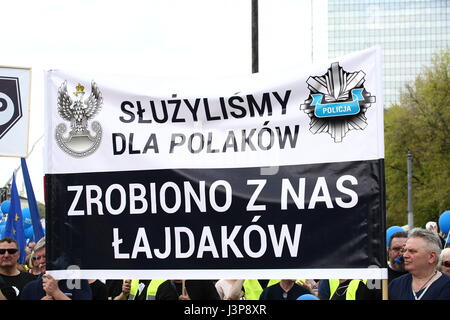 Varsovie, Pologne. 06 mai, 2017. Grande manifestation 'Marche de la Liberté' déplacé par Varsovie, organisé par plusieurs partis d'opposition (Nowoczesna, Platforma Obywatelska) et les ONG. (Photo : Jakob Ratz/Pacific Press) Credit : PACIFIC PRESS/Alamy Live News Banque D'Images