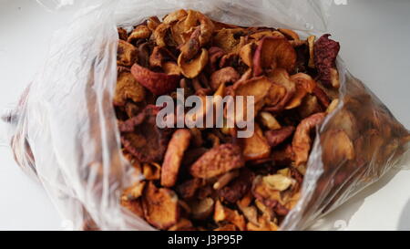 Pommes séchées pommes hachées résident dans un paquet. Banque D'Images