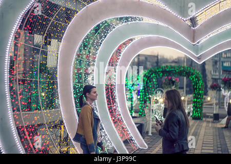 Koursk, Russie - le 24 avril 2017 : le tunnel sous la forme de coeur pour les nouveaux mariés. Banque D'Images