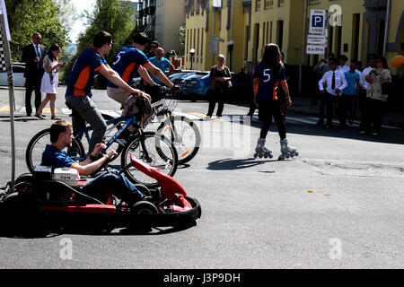 Koursk, Russie - Mai 1, 2017 : Kart de franchir la ligne d'arrivée avec les vélos et rollers Banque D'Images