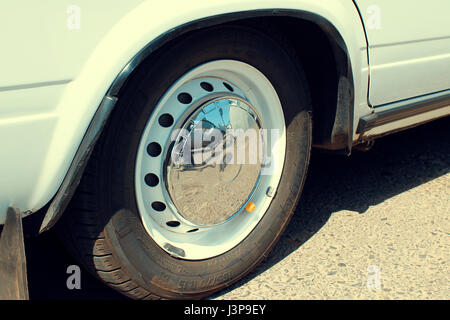 Roue de voiture sport blanc Banque D'Images