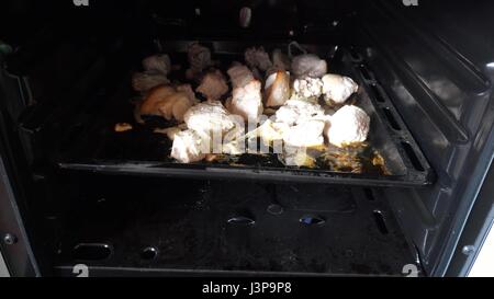 Les délicieux morceaux de viande au four. Banque D'Images