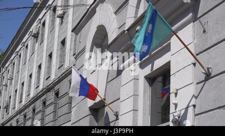 Deux drapeaux flottant,bâtiment de l''hôtel. Banque D'Images