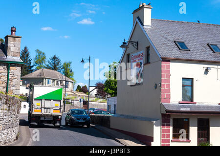 Le trafic traversant le pont de la rivière qui marque la frontière à Pettigo, un petit village sur la frontière du comté de Donegal, en République d'Irlande et du Comté Banque D'Images