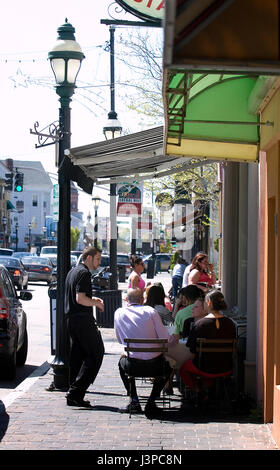 Providence - le long Atwells Avenue dans la section fédérale Hill de Providence, Rhode Island, USA Banque D'Images