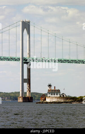 L'Clayborn Pell (Jamestown) Bridge et Rose Island au large de Newport, Rhode Island, USA Banque D'Images