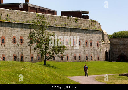 Un motard passe par Fort Adams au Fort Adam State Park à Newport, Rhode Island, USA Banque D'Images