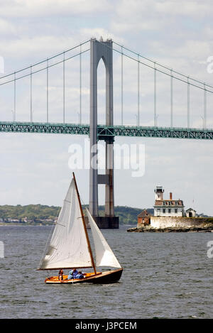 Un voilier passe le Clayborn Pell (Jamestown) Bridge et Rose Island au large de Newport, RI Banque D'Images