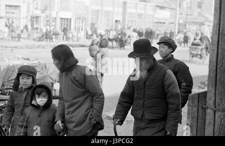 Qi Baishi, marche avec canne, à Beijing, en 1957, quelques mois avant sa mort. Banque D'Images