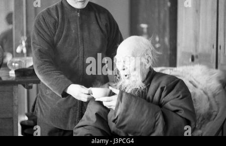 Qi Baishi, boire le thé à la maison à Beijing, en 1957, quelques mois avant sa mort. Banque D'Images