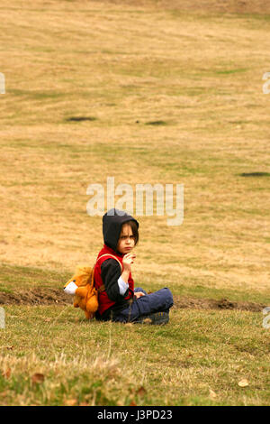 Petite fille seule sur terrain lors d'un voyage de repos Banque D'Images