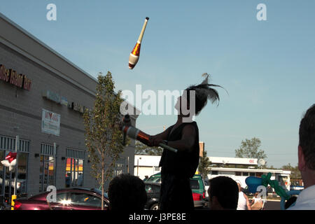 Man juggling dans la rue, en face de l'auditoire Banque D'Images