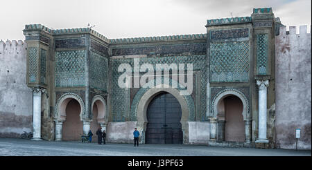 Meknes, Maroc - 13 Février 2017 : des personnes non identifiées, en face de la porte de Bab El Mansour à Meknès, Maroc Banque D'Images