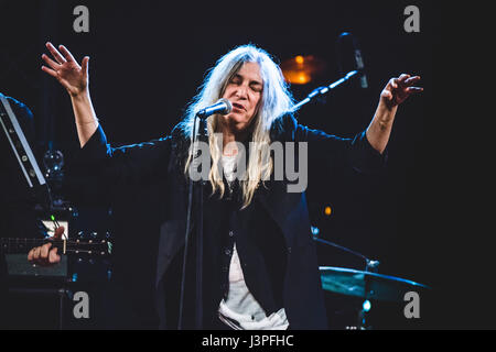 Turin, Italie. 6 mai, 2017. Patricia Lee 'Patti Smith' est un chanteur, poète et artiste visuelle qui est devenu une composante influente de la New York City mouvement punk rock avec son premier album de 1975 chevaux. Appelé le poète lauréat "punk", Smith rock fusion et de poésie dans son travail. Son morceau le plus connu est "parce que la nuit', qui a été co-écrit avec Bruce Springsteen. Credit : PACIFIC PRESS/Alamy Live News Banque D'Images