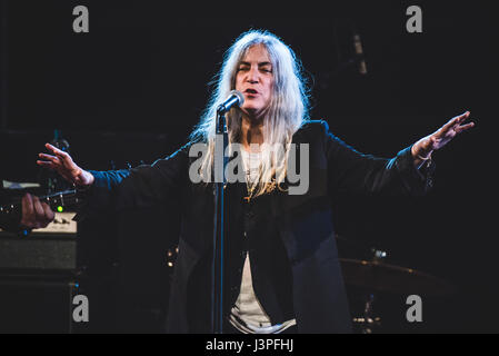 Turin, Italie. 6 mai, 2017. Patricia Lee 'Patti Smith' est un chanteur, poète et artiste visuelle qui est devenu une composante influente de la New York City mouvement punk rock avec son premier album de 1975 chevaux. Appelé le poète lauréat "punk", Smith rock fusion et de poésie dans son travail. Son morceau le plus connu est "parce que la nuit', qui a été co-écrit avec Bruce Springsteen. Credit : PACIFIC PRESS/Alamy Live News Banque D'Images