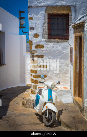 Scooter dans la ville de Chora, sur l'île de Patmos dans l'archipel grec. Banque D'Images