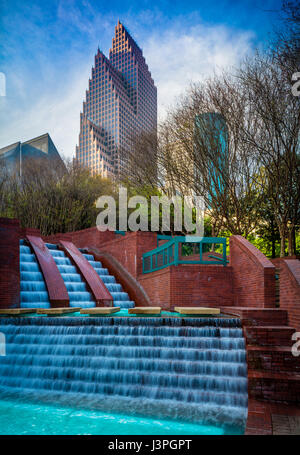 'Cascade au Wortham' dans le centre-ville de Houston's Riverwalk area. Banque D'Images