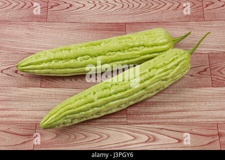 Vis du melon amer chinois (Balsum poire) sur bois Banque D'Images