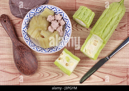 Chinois en streaming amer (Balsum poire) avec boule de viande dans la soupe et Chinois frais courge amère, réduit de moitié. Banque D'Images