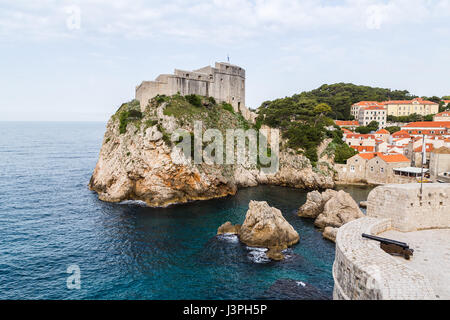 Un vieux cannon placé sur les murs de la ville de Dubrovnik est confrontée à la mer Adriatique. Banque D'Images