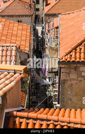 La grille de rues, étroitement emballé avec des places, des maisons en pierre et palais qui composent la vieille ville historique de Dubrovnik. Banque D'Images