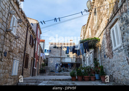 Blanchisserie sur la ligne dans une cour à l'intérieur des murs de la vieille ville de Dubrovnik. Banque D'Images