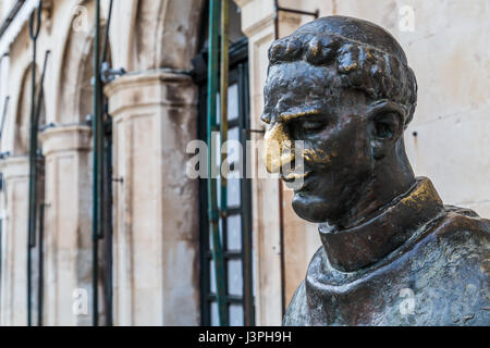 Une statue de Marin Drzic à Dubrovnik - considérée comme la plus belle Renaissance croate dramaturge et auteur de prose. En signe de bonne chance, frotter son peuple Banque D'Images