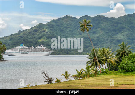 Bateau de croisière MV Amadea ancrés au port de Huahine en Polynésie française. Banque D'Images