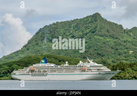 Bateau de croisière MV Amadea ancrés au port de Huahine en Polynésie française. Banque D'Images