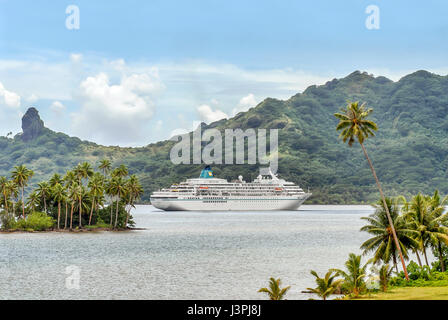 Bateau de croisière MV Amadea ancrés au port de Huahine en Polynésie française. Banque D'Images