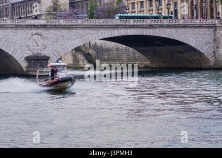 Un bateau de sauvetage des pompiers sur la Seine. Banque D'Images