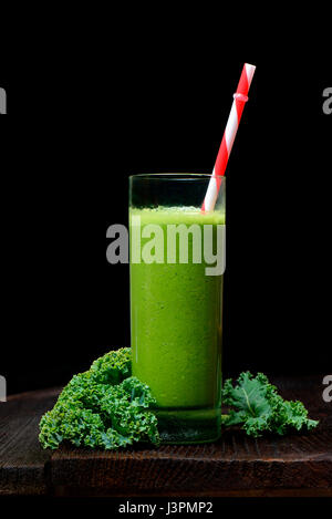 Dans Trinkhalm Gruenkohl-Smoothie Glas mit, Gruenkohl Krauskohl, smoothie, Federkohl Winterkohl,,, Brassica oleracea var. acephala sabellica Banque D'Images