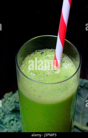 Dans Trinkhalm Gruenkohl-Smoothie Glas mit, Gruenkohl Krauskohl, smoothie, Federkohl Winterkohl,,, Brassica oleracea var. acephala sabellica Banque D'Images