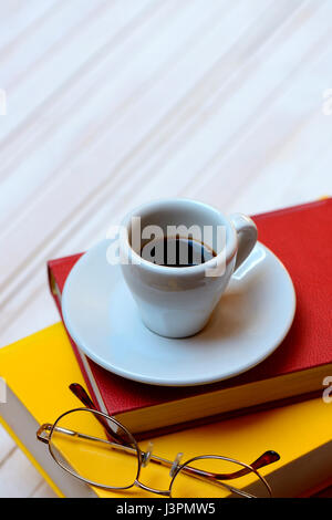 Kaffeetasse auf und Buecher brille, Espresso Banque D'Images