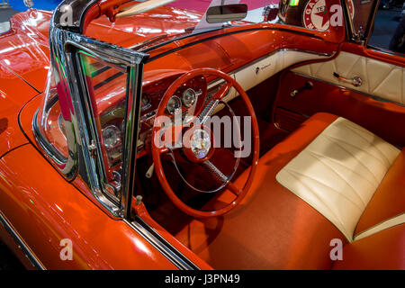 STUTTGART, ALLEMAGNE - Mars 03, 2017 : l'intérieur d'une voiture pleine grandeur Edsel Pacer Convertible, 1958. Plus grand d'Europe Exposition de voitures classiques 'RETRO' classiques Banque D'Images