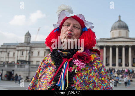 Un traditionnel Morris dance molly prend part à la Westminster Morris Men's Journée annuelle de la danse à Trafalgar Square, Londres, avec des équipes de danse à travers l'Angleterre. Banque D'Images