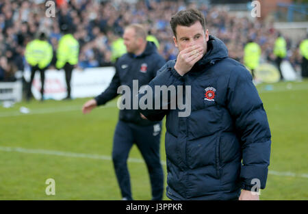 Hartlepool United manager Matthew Bates semble découragée après le coup de sifflet final Sky Bet League Deux match au stade d'alimentation et de gaz du Nord, Hartlepool. Banque D'Images