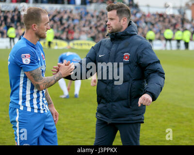 Hartlepool's Lewis Alessandra est consolé par Hartlepool United manager Matthew Bates après le coup de sifflet final lors de la Sky Bet League Deux match au stade d'alimentation et de gaz du Nord, Hartlepool. Banque D'Images