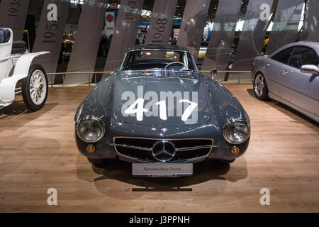 STUTTGART, ALLEMAGNE - Mars 03, 2017 : voiture sport Mercedes-Benz 300SL (W198), 1955. Plus grand d'Europe Exposition de voitures classiques 'RETRO' classiques Banque D'Images