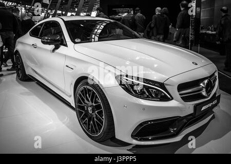 STUTTGART, ALLEMAGNE - Mars 03, 2017 : voiture de luxe Compact Mercedes-AMG C63 S Coupé 2016. Noir et blanc. Plus grand d'Europe Exposition de voitures classiques 'RETRO' classiques Banque D'Images