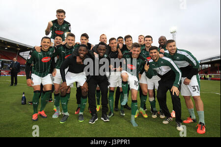 Plymouth Argyle joueurs célèbrent leur promotion au cours de la Sky Bet League Deux match au parc Blundell, Grimsby. Banque D'Images