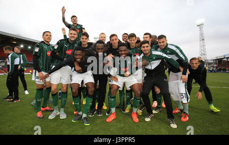 Plymouth Argyle joueurs célèbrent leur promotion au cours de la Sky Bet League Deux match au parc Blundell, Grimsby. Banque D'Images