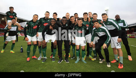 Plymouth Argyle joueurs célèbrent leur promotion après le Sky Bet League Deux match au parc Blundell, Grimsby. Banque D'Images