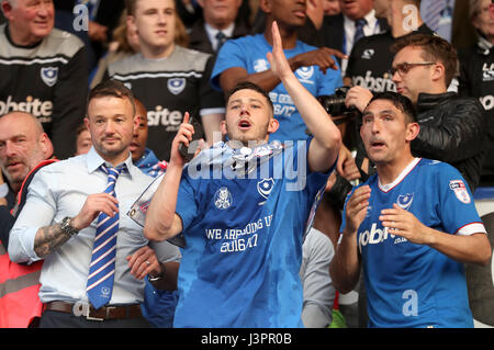 Le Portsmouth Conor Chaplin célèbre après le coup de sifflet final lors de la Sky Bet League Deux match à Fratton Park, Portsmouth. Banque D'Images